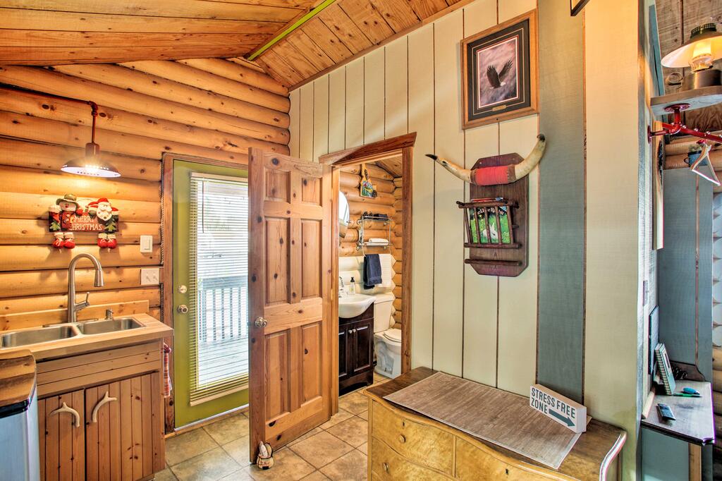 Homey Winchester Studio Cabin With Kitchenette! - thumb 2