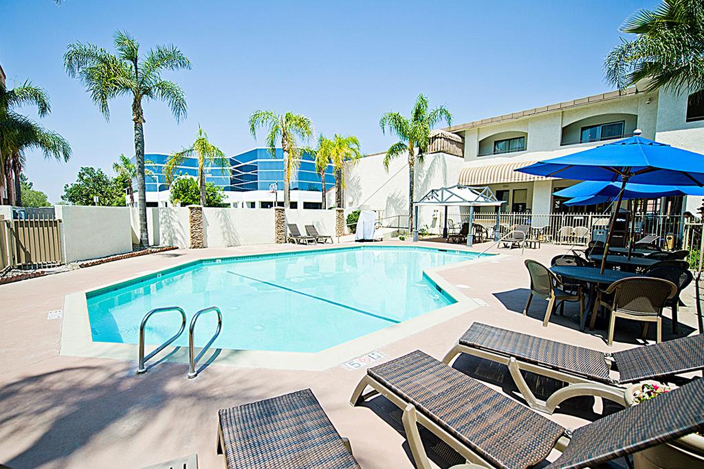 Hotel D'Lins Ontario Airport - thumb 1