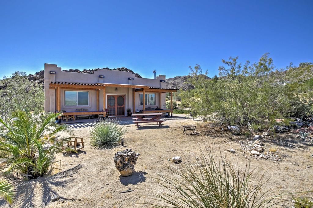 House On 2.5 Acres Near Entrance To Joshua Tree! - thumb 0