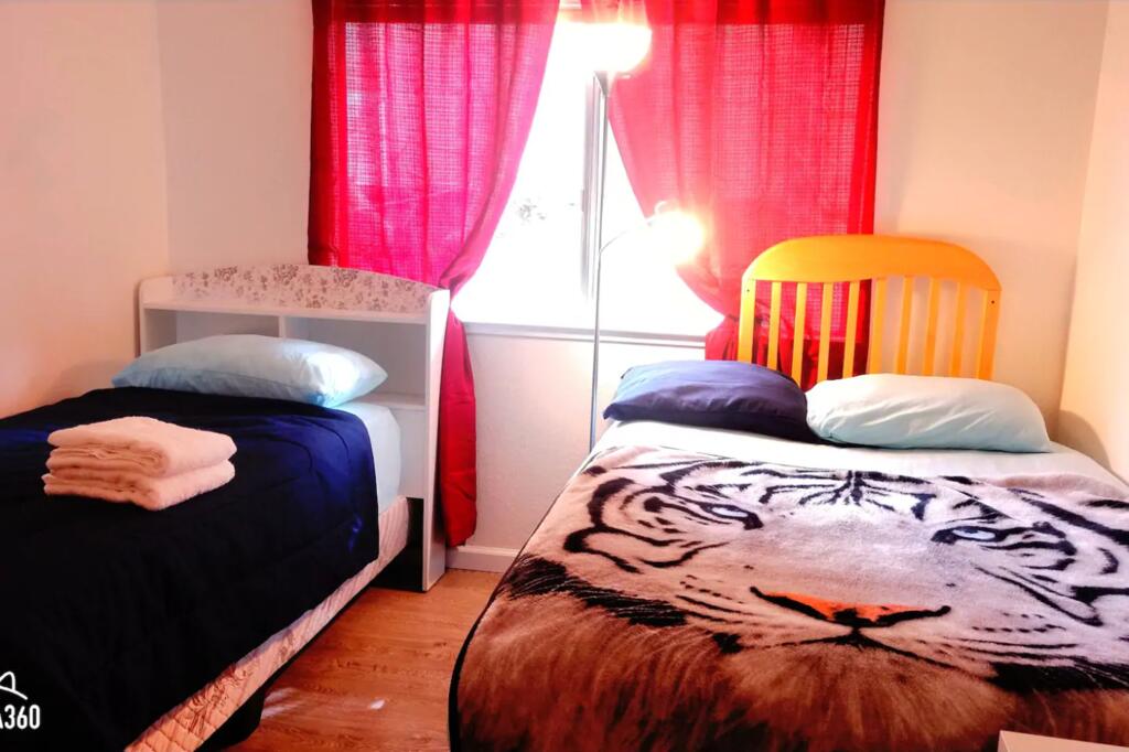 HouseStay+6SixFlag+DFWAirport+AT&T+University TX+CenterDallas FortWorth+locK+Table - thumb 1