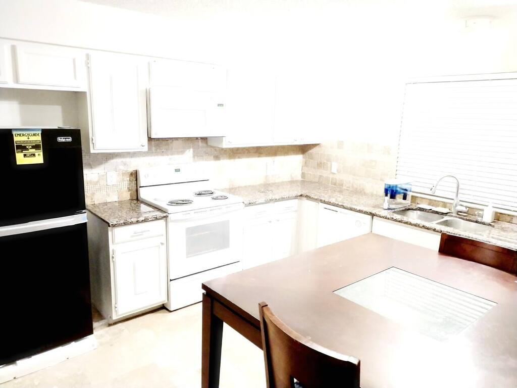 HouseStay+6SixFlag+DFWAirport+AT&T+University TX+CenterDallas FortWorth+locK+Table - thumb 3