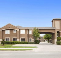Howard Johnson by Wyndham Grand Prairie Near Lone Star Park - Tourism Bookings