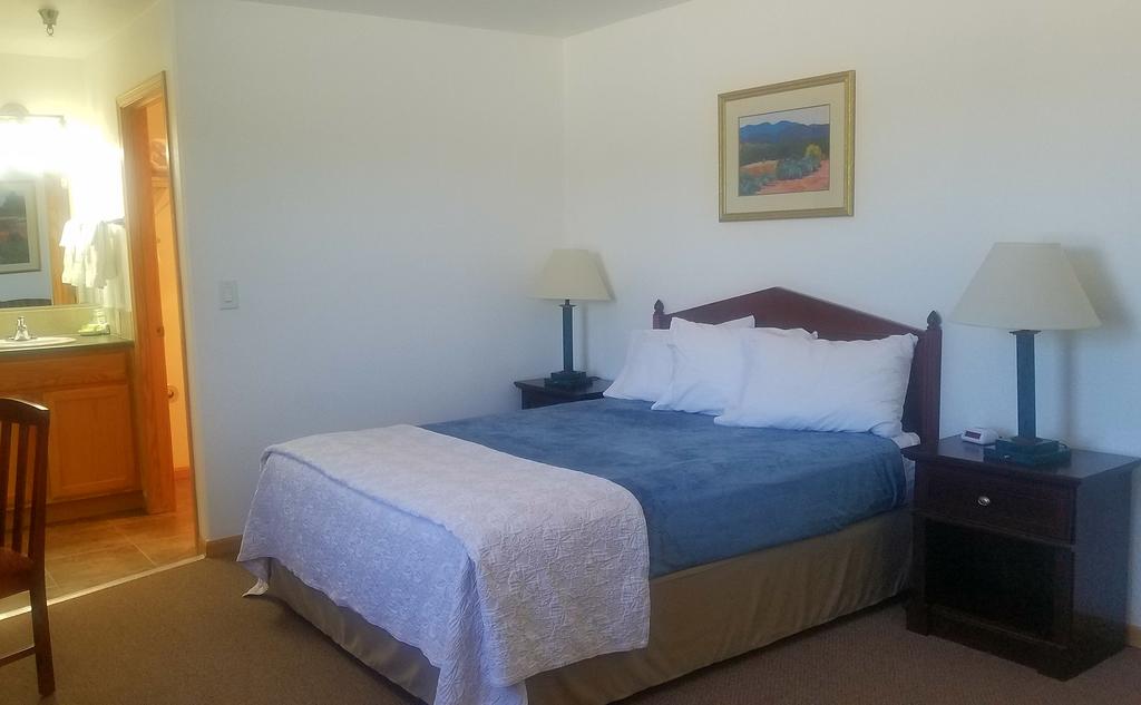 Howard's Motel - thumb 1