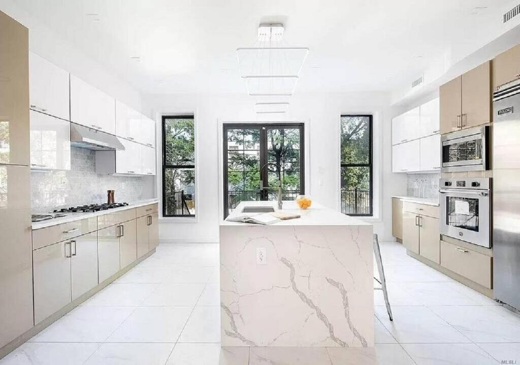 HUGE CONTEMPORARY DUPLEX 3 BR LUXURY APARTMENT - thumb 3
