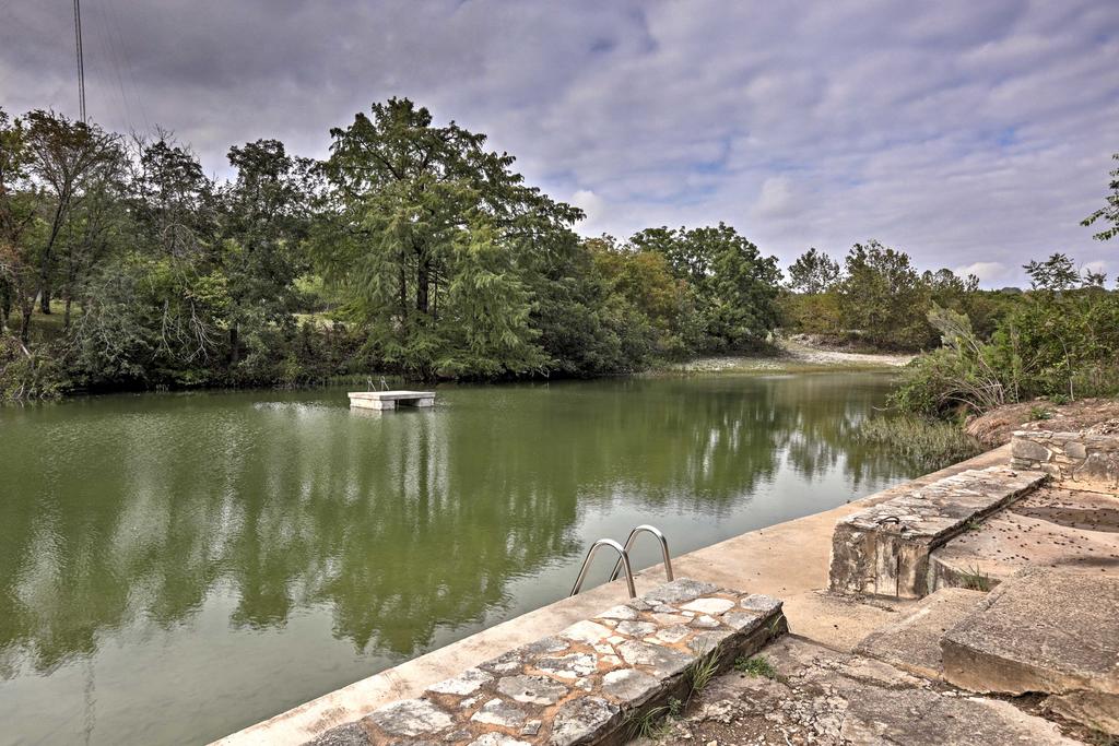 Hunt Home With Deck & 2 Kayaks On The Guadalupe River - thumb 0