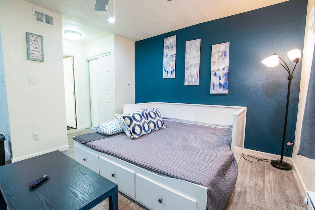 HW125 Highland Woods Modern Studio Great Amenities - thumb 2