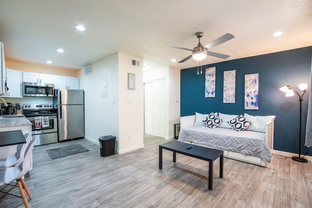 HW125 Highland Woods Modern Studio Great Amenities - thumb 1