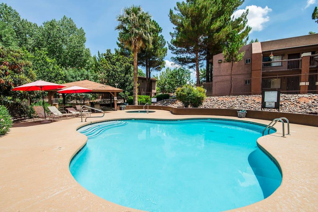 HW125 Highland Woods Modern Studio Great Amenities - thumb 0