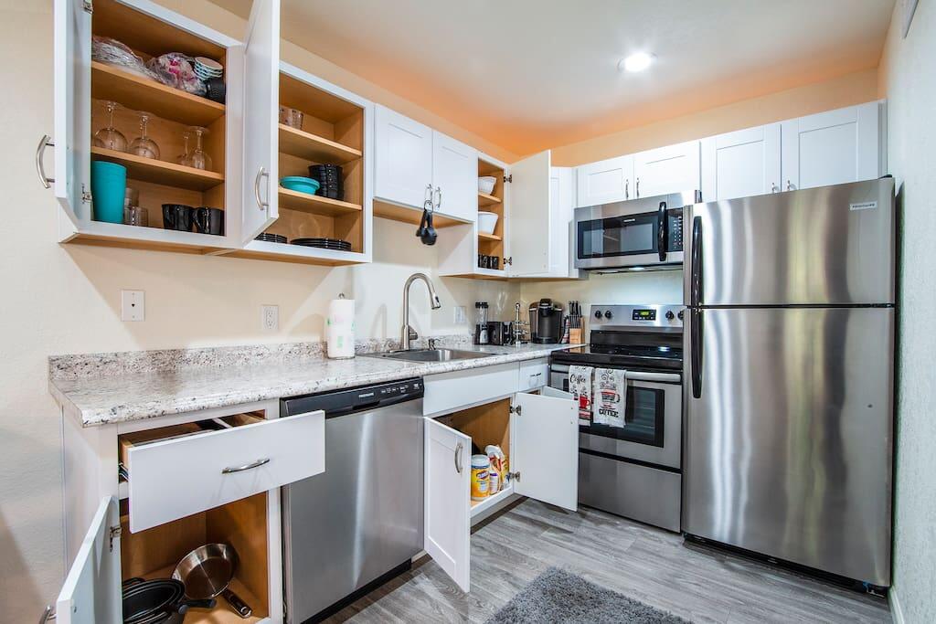 HW125 Highland Woods Modern Studio Great Amenities - thumb 3