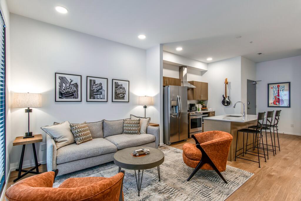 Illume - Plush Green Community - Pool-View Balcony Condo - thumb 0