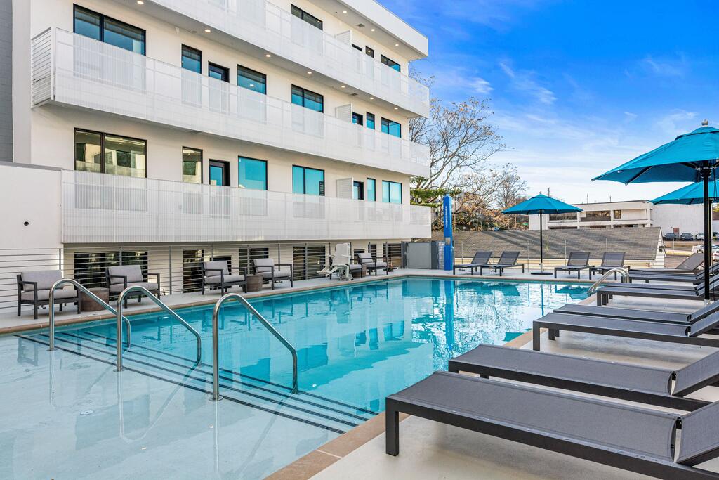 Illume - Ultramodern Community - Poolside Patio Condo - thumb 1