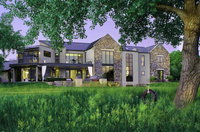 Indigo Vibrant  Vast Estate w/ Mountain  Lake Views Hotels Santiago