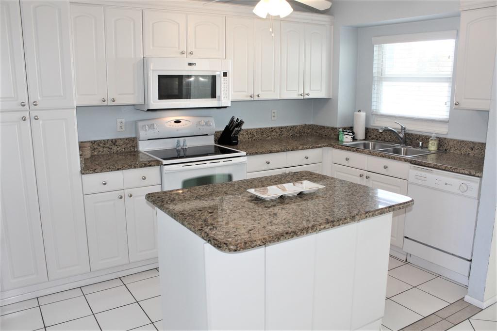 Jamaica Royale 204 Updated With A View! - thumb 0