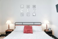 King Bed Studio - Best Location to Food  Drinks Tourism Bookings