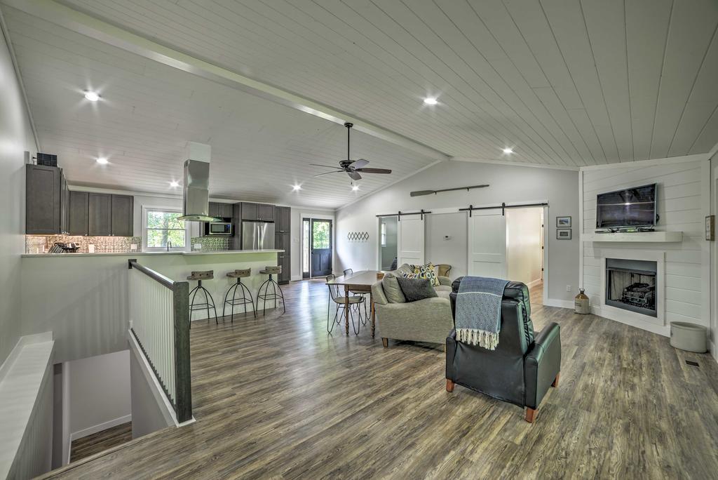 Lake Barkley Home With Sunroom, Deck, Boat Dock! - thumb 1