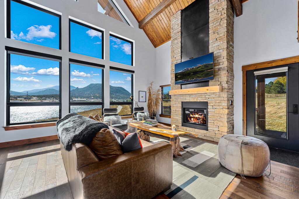 Lake Front Escape - Jacuzzi, Steps To Lake Estes, Indoor/Outdoor Fireplace - thumb 0
