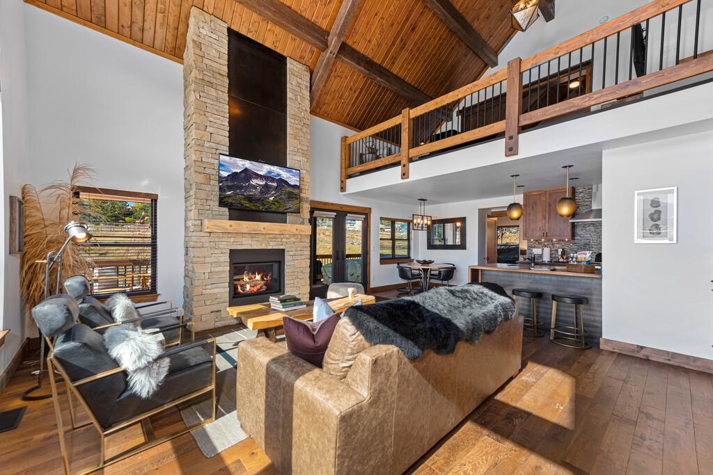 Lake Front Escape - Jacuzzi, Steps To Lake Estes, Indoor/Outdoor Fireplace - thumb 1