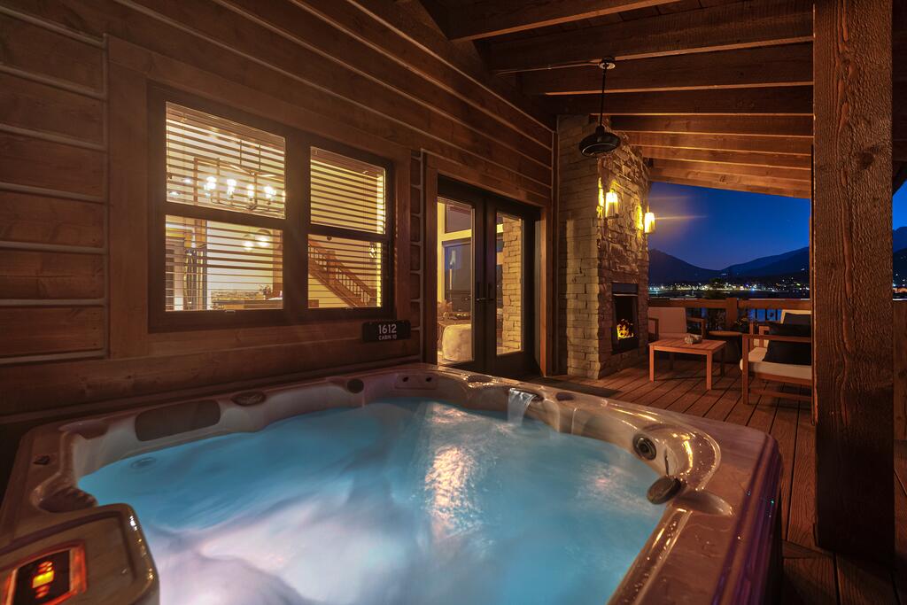 Lake Front Escape - Jacuzzi, Steps To Lake Estes, Indoor/Outdoor Fireplace - thumb 3