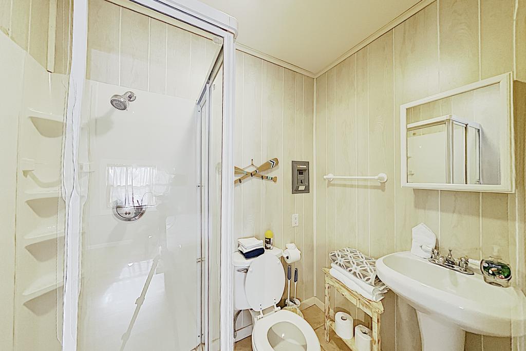 Lakefront Oasis W/ Private Dock & 23 Boat Slip Home - thumb 3