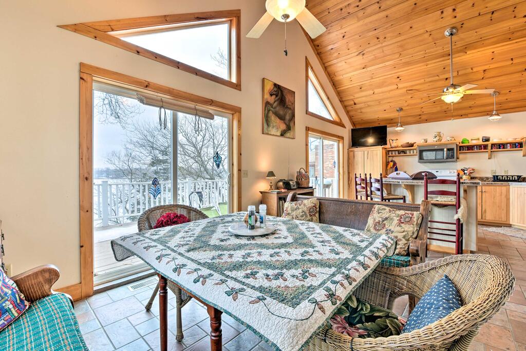 Lakeside Cottage Escape With Private Dock And Deck - thumb 0