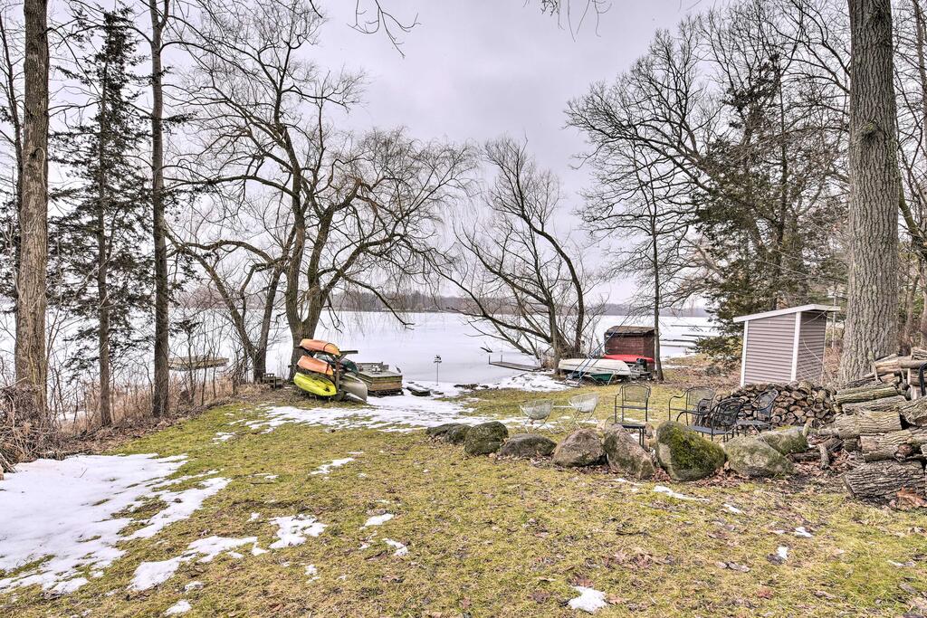 Lakeside Cottage Escape With Private Dock And Deck - thumb 2