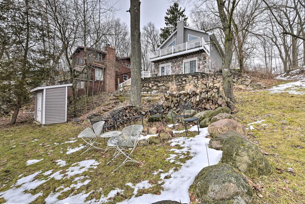 Lakeside Cottage Escape With Private Dock And Deck - thumb 1