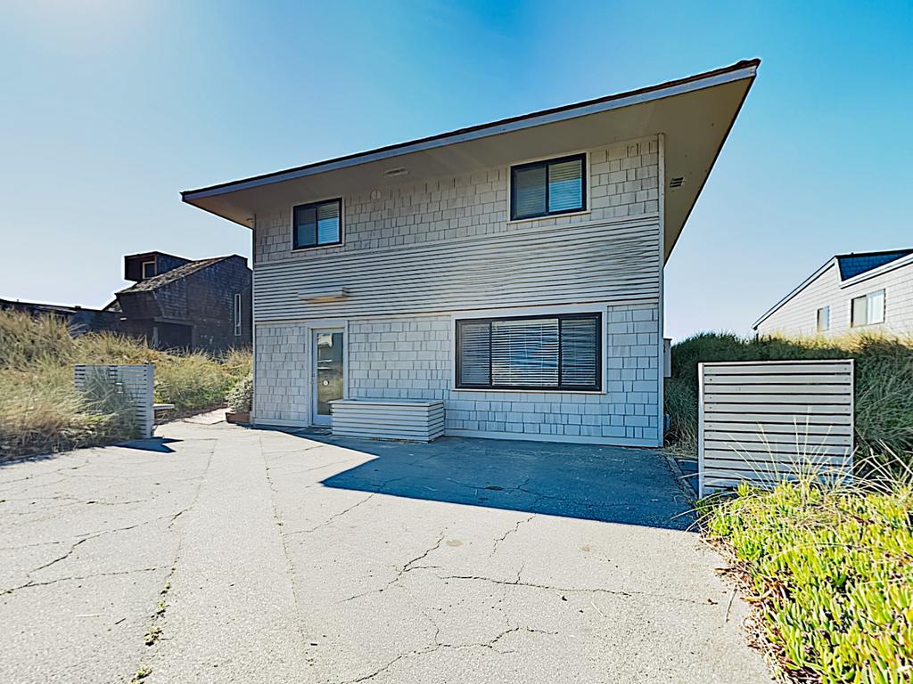 Large Beachfront Home W/ Wraparound Deck Home - thumb 1