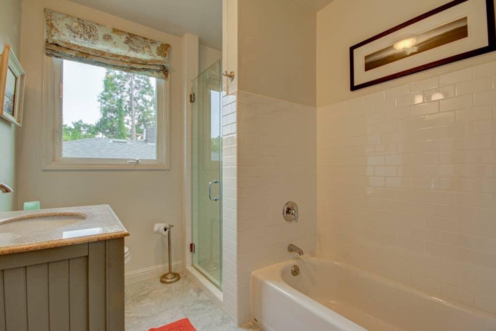 Large Downtown Mill Valley Vintage Home - Fast WIFI - thumb 2