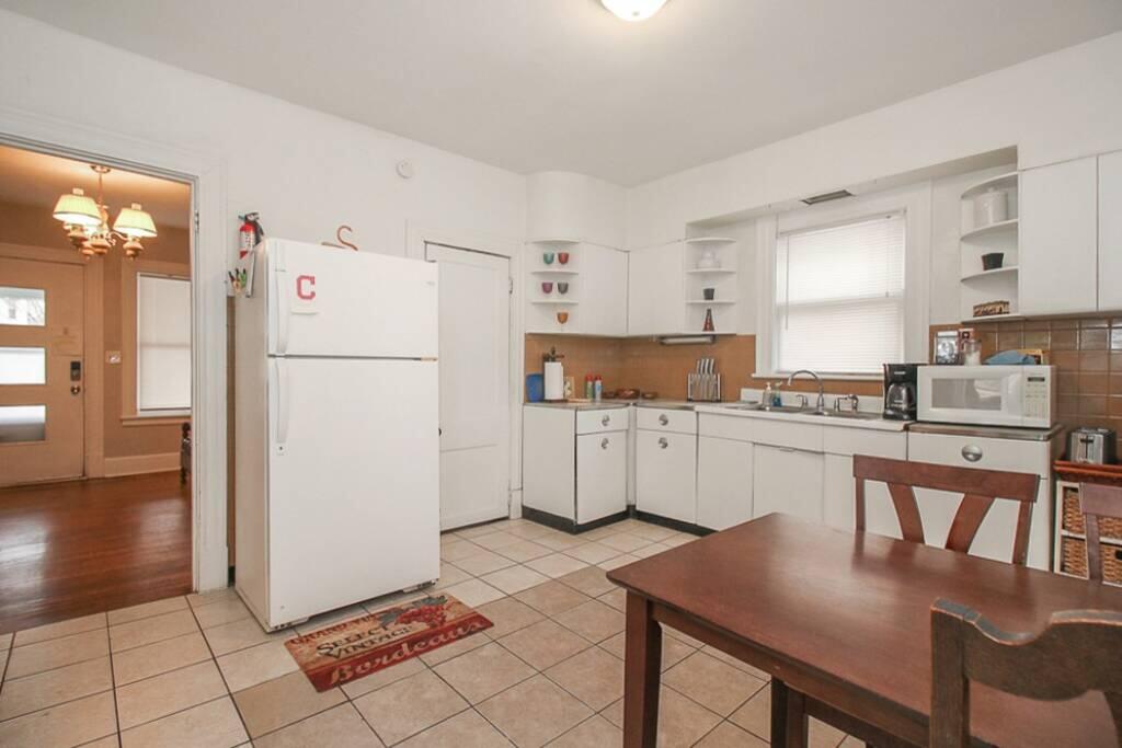 Large Home, Hip Area! Near Downtown - thumb 1