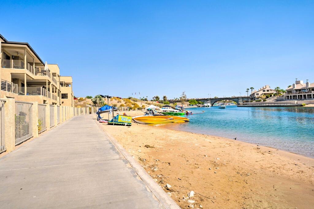 Lavish Lake Havasu Getaway With Spacious Balcony - thumb 0