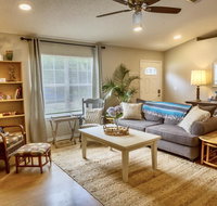 Life's a Breeze Updated 3B Home 5min to Beach - Tourism Bookings