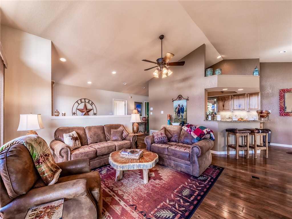 Living The Dream, 3 Bedrooms, Hot Tub, Fireplace, Sleeps 6 - thumb 2