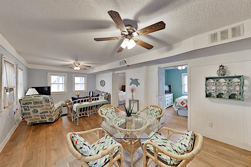 Long Beach Hideaway - Steps To The Sand! Duplex - thumb 2