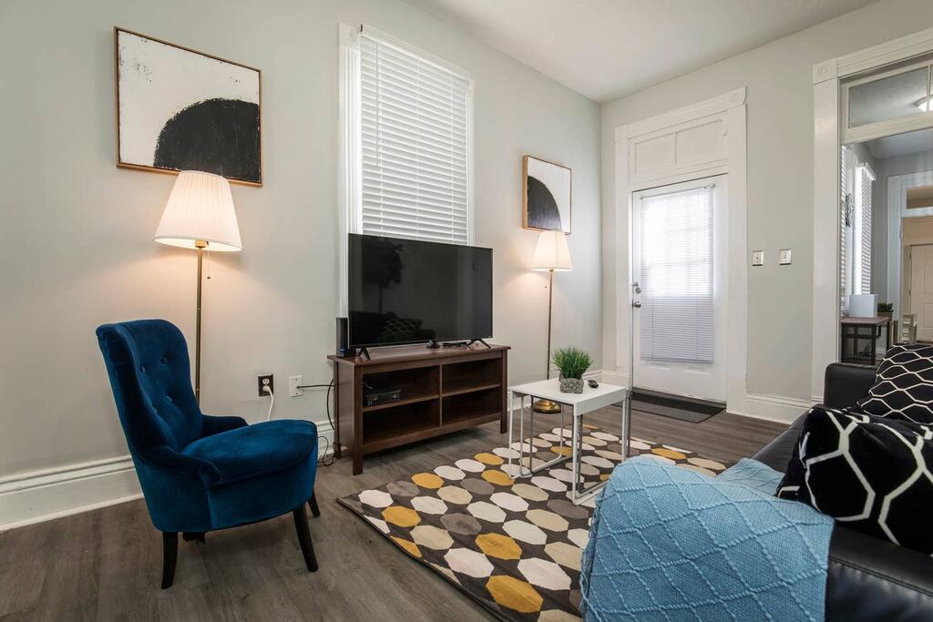 Louisville Dream House 4BR 2BA Great For Groups - thumb 2