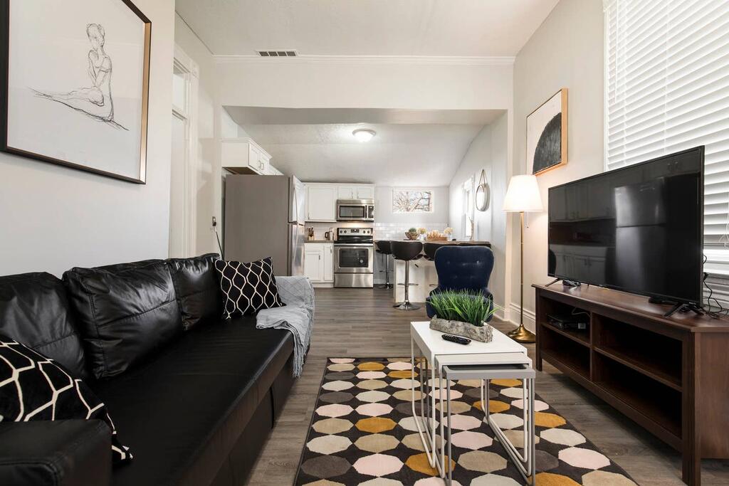 Louisville Dream House 4BR 2BA Great For Groups - thumb 3