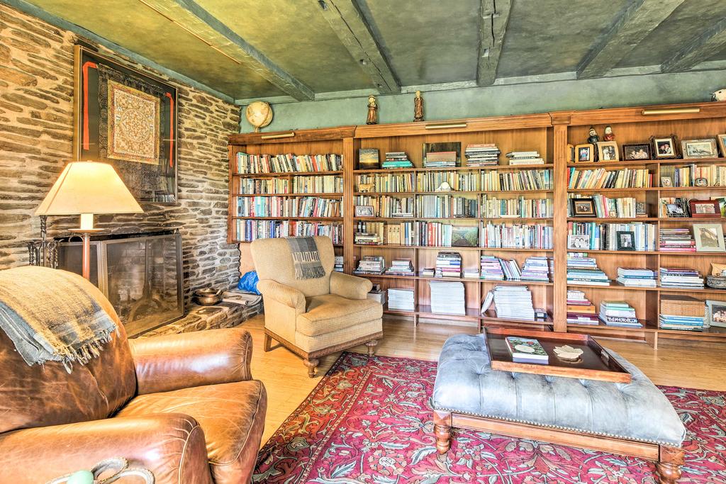 Lovely Brookfield Home With Private Deck & Views - thumb 2