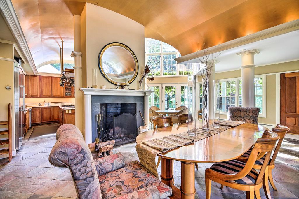 Lovely Brookfield Home With Private Deck & Views - thumb 0