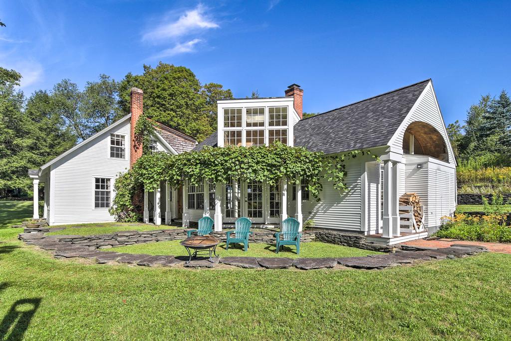 Lovely Brookfield Home With Private Deck & Views - thumb 3