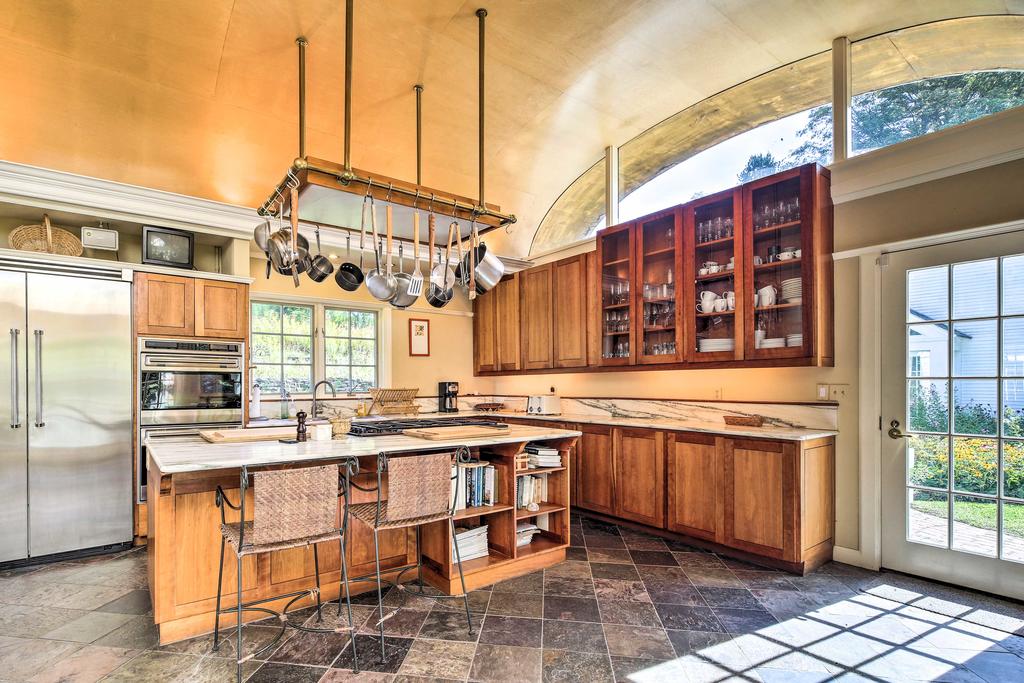 Lovely Brookfield Home With Private Deck & Views - thumb 1
