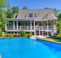 Luxurious 'Shelter Island Hideaway' with Pool - Tourism Bookings