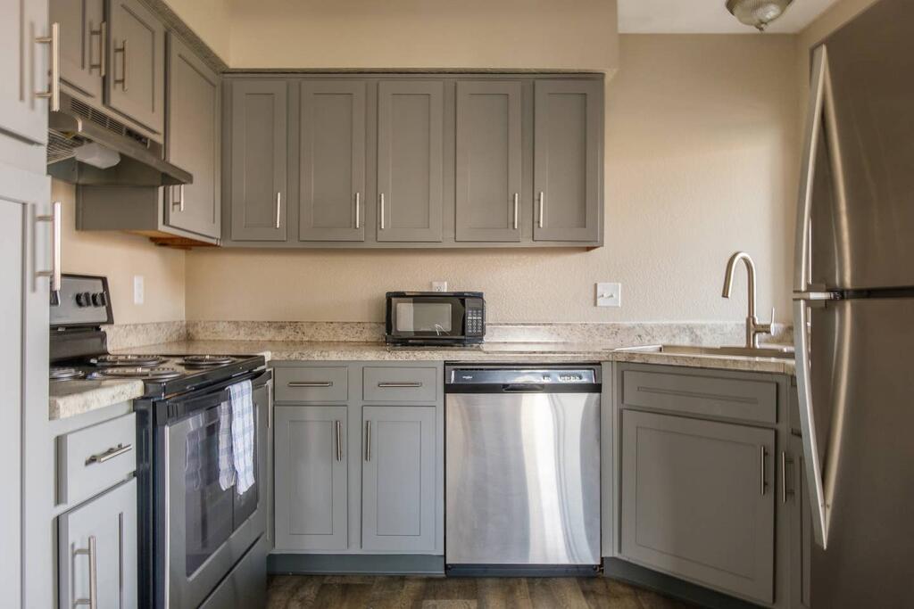 Luxurious And Spacious 2BR Apt - thumb 1