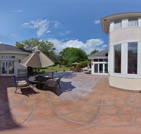 Luxurious Green Valley Farm House with Barn - USA Accommodation