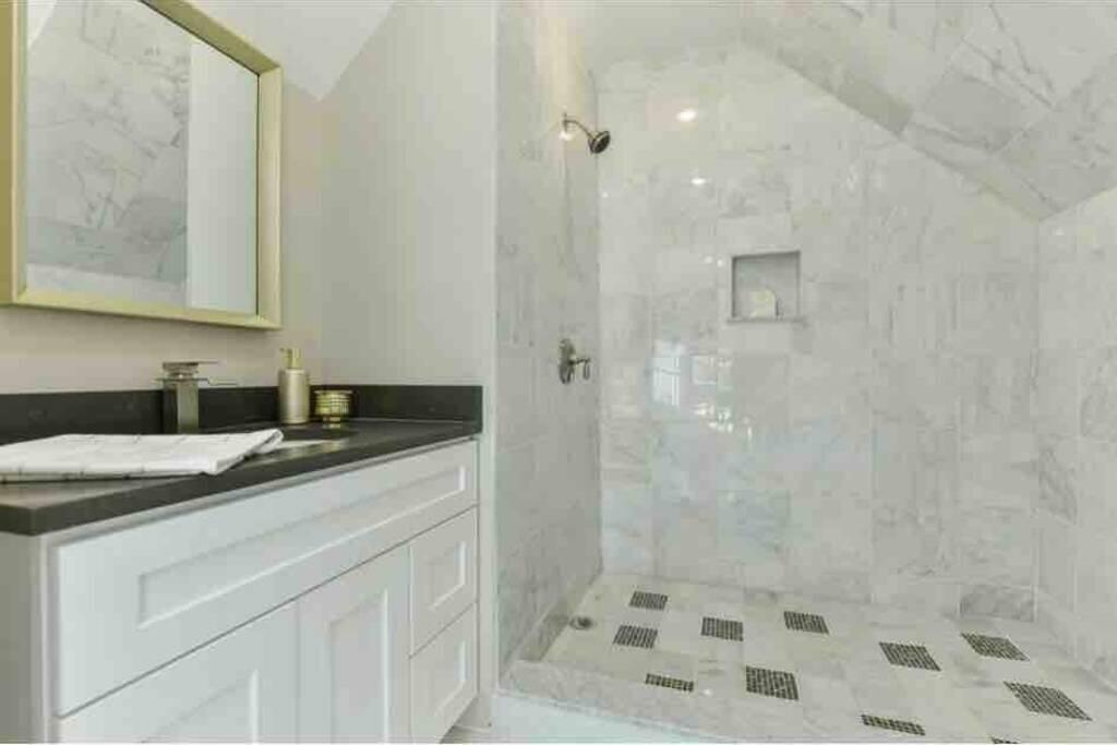 Luxury Condo - thumb 3