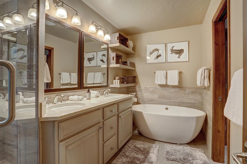 Luxury Home Arrowhead - Walk To Lifts! Private Entrance Home - thumb 3