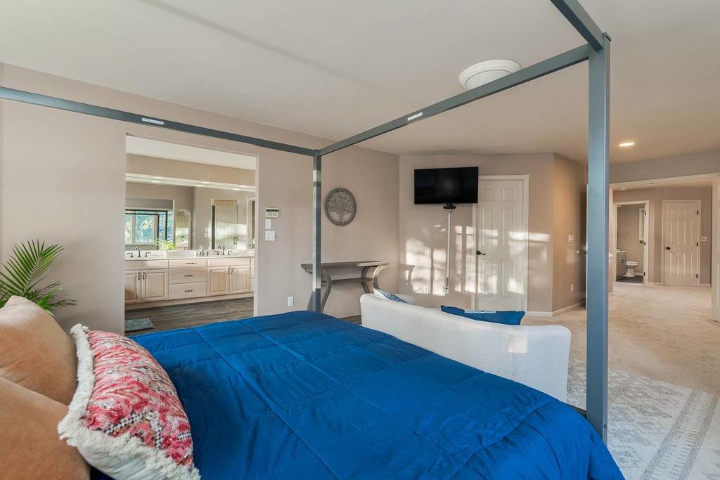 Luxury Home With Hot Tub Near Garden Of The Gods & Pikes Peak! - thumb 2