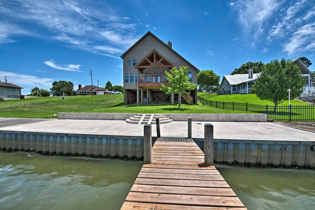 Luxury Lakefront Coldspring Home With Boathouse - thumb 2