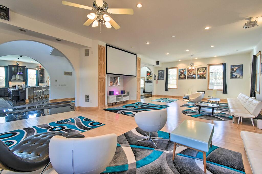 Luxury Villa With Tower, Bar, Game Room, Theater - thumb 0