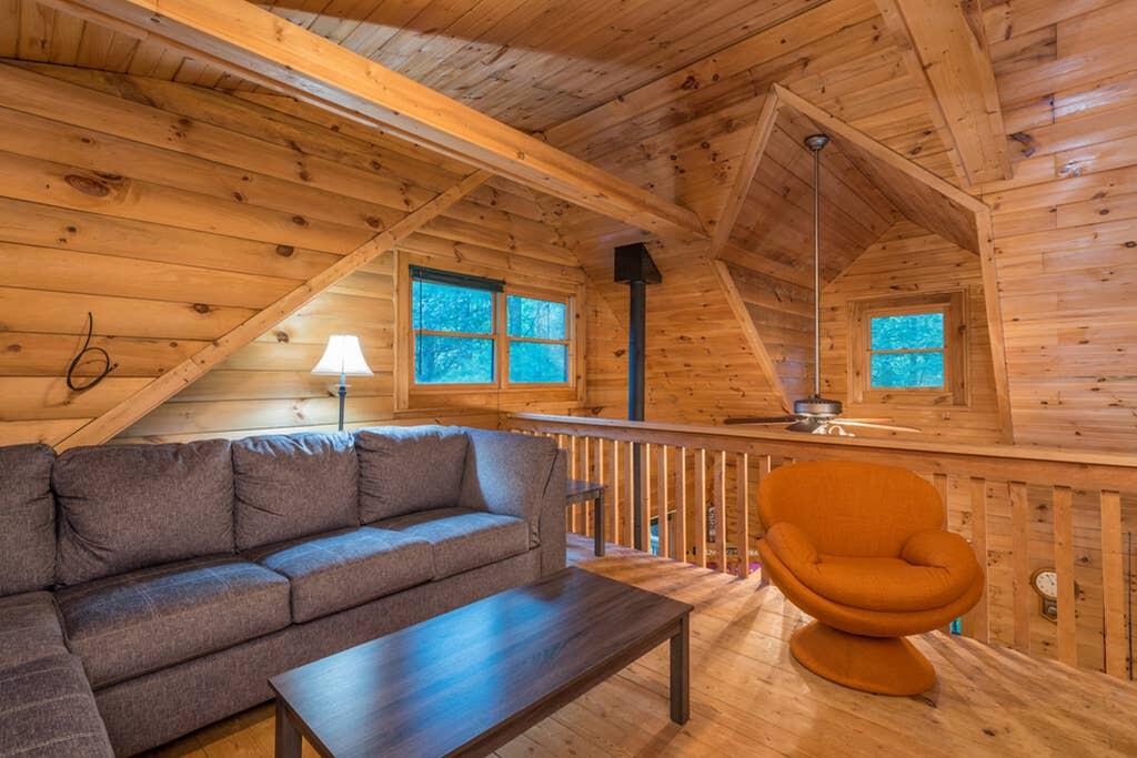 Magical Riverwalk Cabin! Hot Tub, Fire-pit, River! - thumb 2