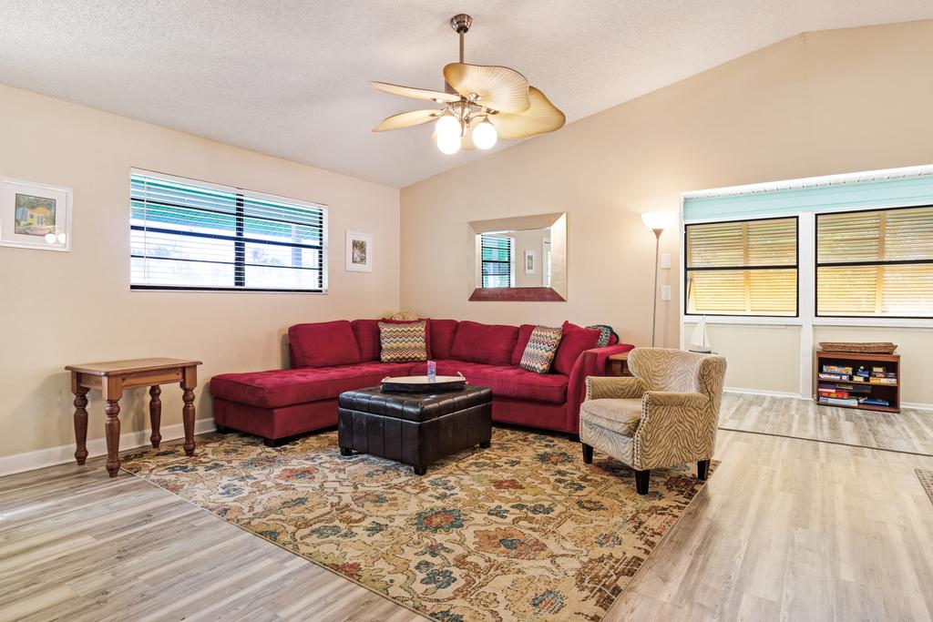 Mangoes On Magnolia - thumb 1