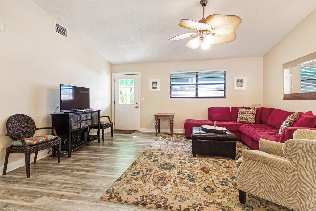 Mangoes On Magnolia - thumb 2